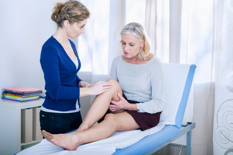 Séance de physiothérapie pour le genou